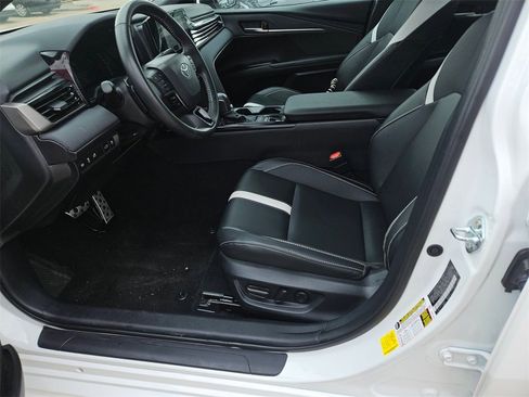 Used 2025 Toyota Camry SE image 11