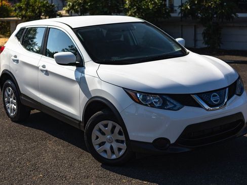 Used 2018 Nissan Rogue Sport S image 2