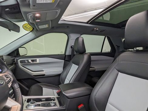 Certified 2022 Ford Explorer XLT w/ Equipment Group 202A image 3