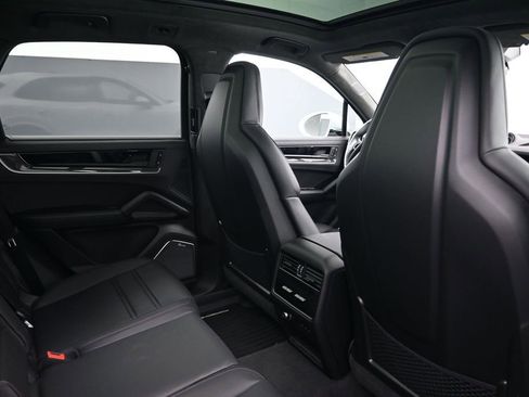 Used 2025 Porsche Cayenne Turbo AWD/4WD image 7