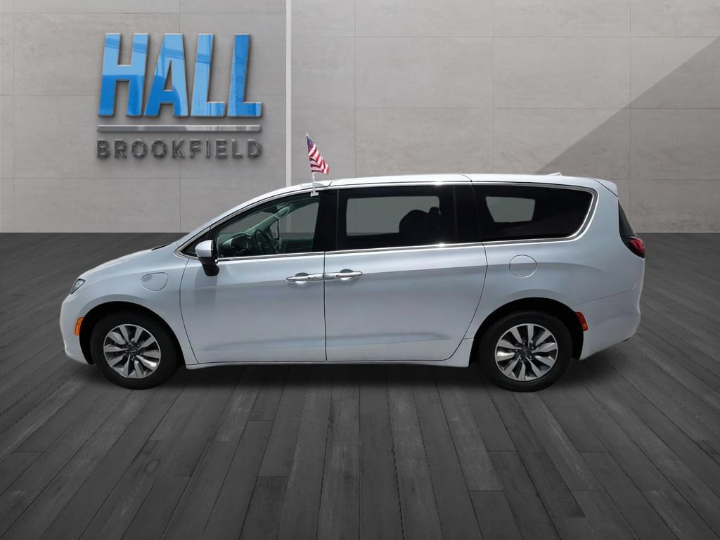 Used 2023 Chrysler Pacifica Touring-L FWD image 2