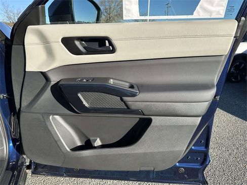 New 2025 Nissan Pathfinder SV w/ SV Premium Package image 8