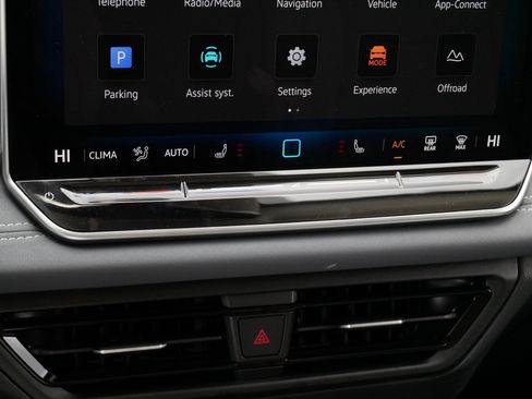 Certified 2025 Volkswagen Tiguan SE w/ Panoramic Sunroof Package AWD/4WD image 23