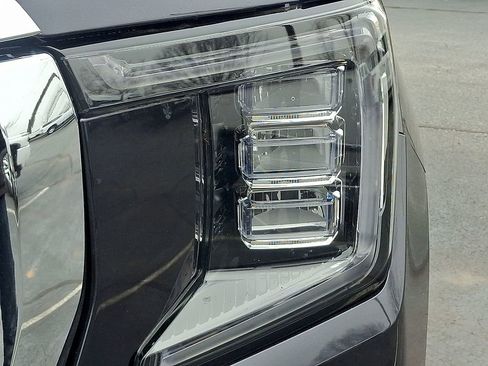 Used 2023 GMC Yukon XL SLT image 9