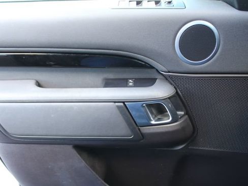 Used 2019 Land Rover Discovery SE image 19