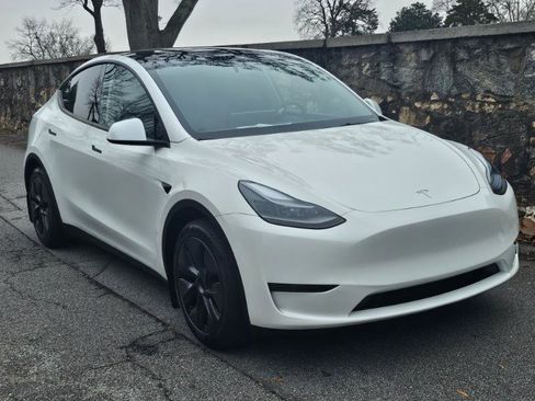 Used 2024 Tesla Model Y Long Range image 10