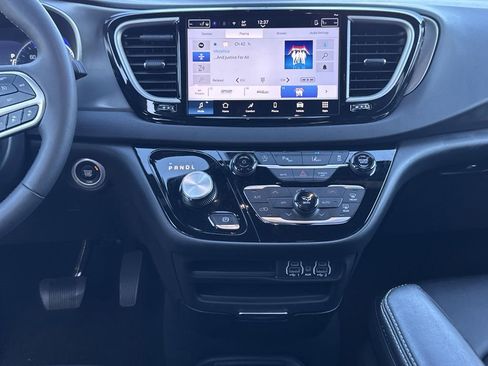 Certified 2025 Chrysler Pacifica Select image 11
