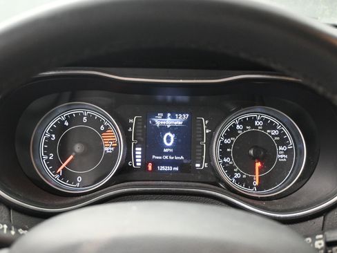 Used 2020 Jeep Cherokee Latitude Plus image 10