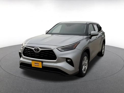 Used 2025 Toyota Highlander LE FWD image 6