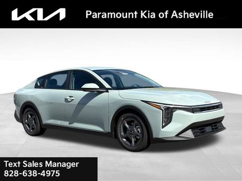 New 2025 Kia K4 LXS image 1