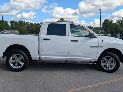 Used 2017 RAM 1500 Express w/ Express Value Package AWD/4WD image 4