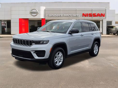 Used 2023 Jeep Grand Cherokee Laredo image 7