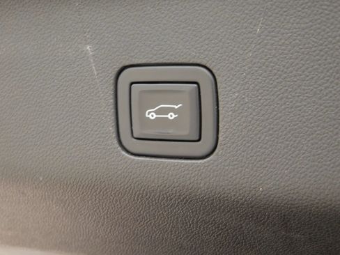 Used 2023 GMC Yukon XL Denali Ultimate AWD/4WD image 11