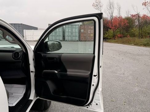 Used 2018 Toyota Tacoma SR5 image 39