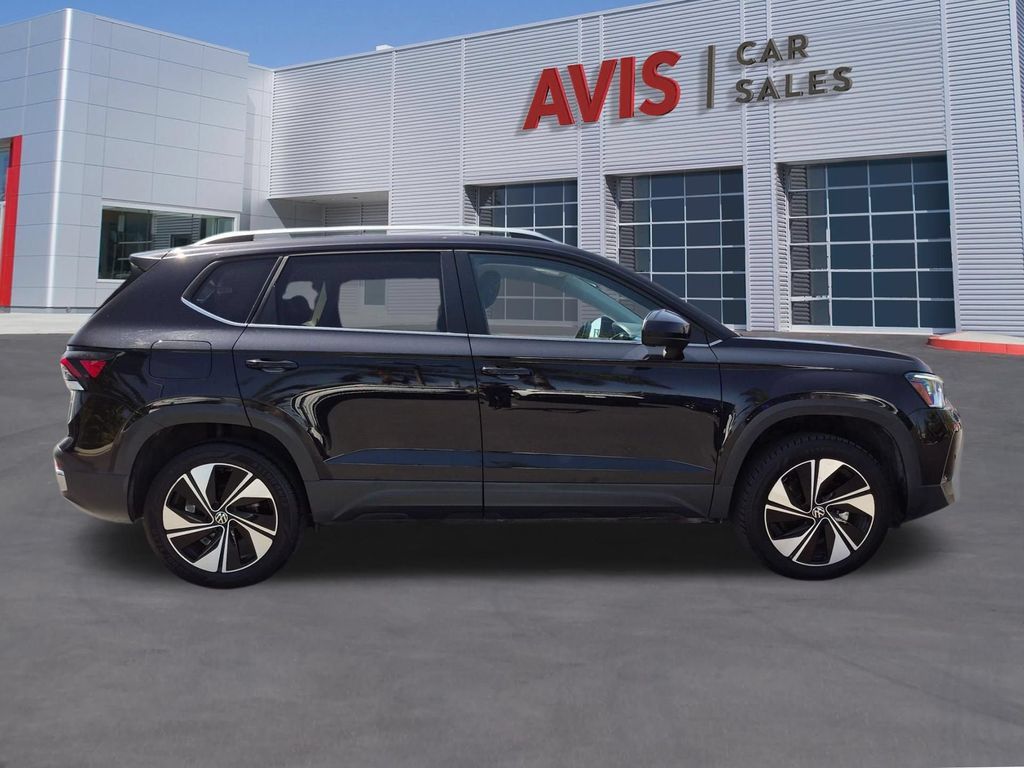 Used 2025 Volkswagen Taos SE AWD/4WD image 5