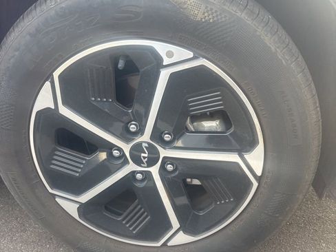 Used 2023 Kia Niro EX image 3