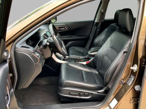 Used 2017 Honda Accord Touring image 8