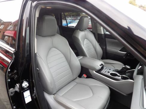 Used 2021 Toyota Highlander XLE image 10