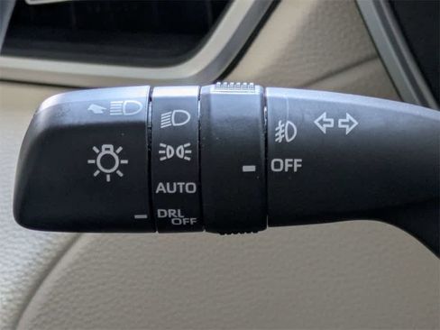 Used 2023 Toyota Corolla Cross XLE image 36