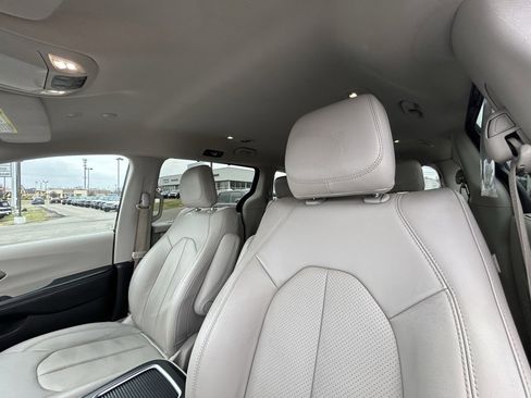 Used 2021 Chrysler Pacifica Touring-L image 15