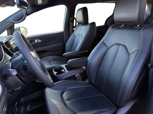 Certified 2025 Chrysler Pacifica Select image 9