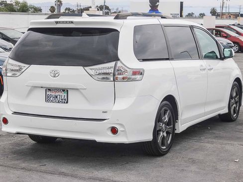 Used 2020 Toyota Sienna SE w/ SE Preferred Package FWD image 9