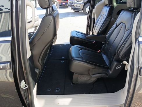 Used 2023 Chrysler Pacifica Touring-L image 16