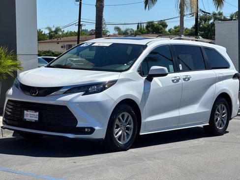 Used 2026 Toyota Sienna XLE FWD image 10