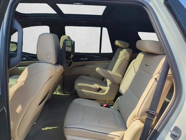 Used 2023 Cadillac Escalade Premium Luxury AWD/4WD image 18