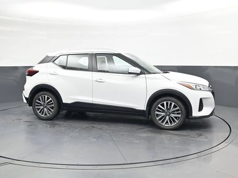 Used 2023 Nissan Kicks SV FWD image 4