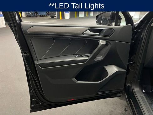 Used 2023 Volkswagen Tiguan SE w/ Panoramic Sunroof Package image 18