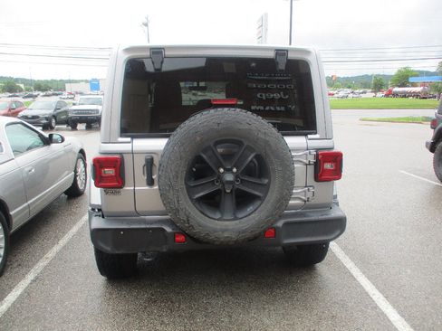 Used 2021 Jeep Wrangler Unlimited Sahara AWD/4WD image 18