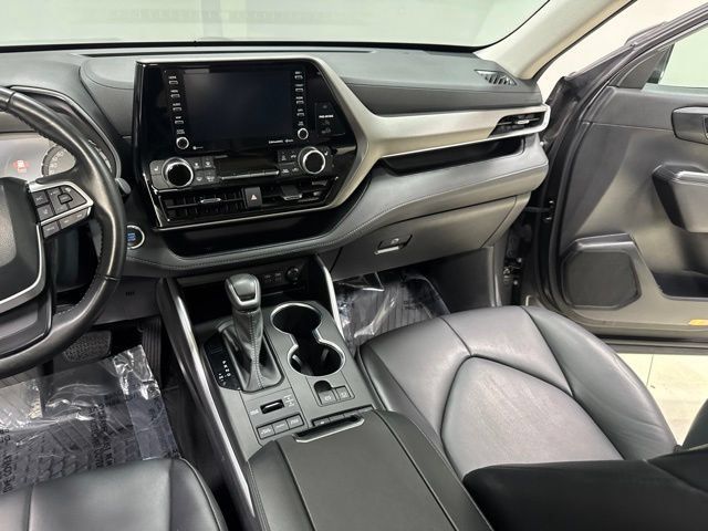 Used 2022 Toyota Highlander XLE AWD/4WD image 23