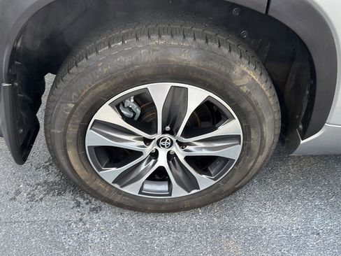 Certified 2023 Toyota Highlander XLE image 34