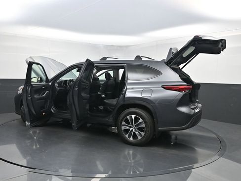 Used 2023 Toyota Highlander XLE AWD/4WD image 39