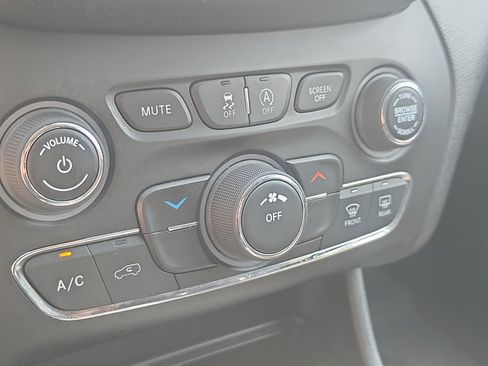 Used 2020 Jeep Cherokee Latitude FWD image 24