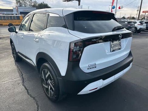 Used 2025 Nissan Kicks SV image 5