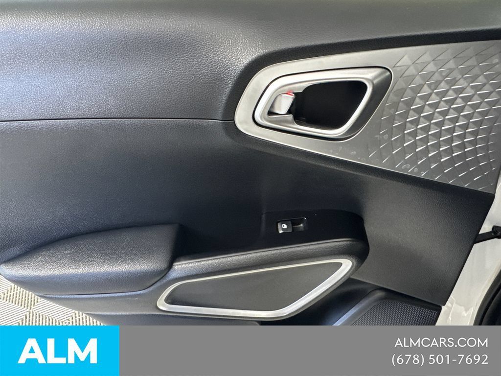 Used 2025 Kia Soul LX w/ LX Technology Package FWD image 24