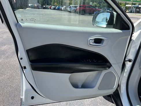 Used 2018 Jeep Compass Latitude w/ Popular Equipment Group AWD/4WD image 16