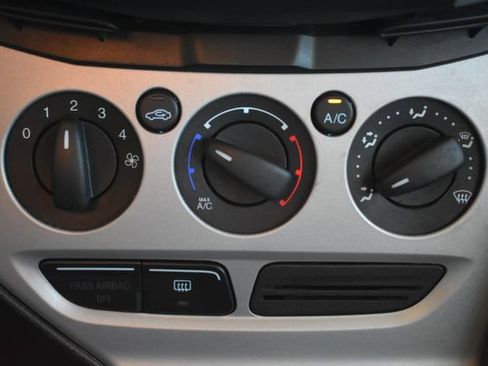 Used 2014 Ford Focus SE w/ Equipment Group 201A image 24