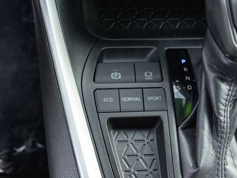 Certified 2020 Toyota RAV4 XLE w/ Carpet Mat Package FWD image 19