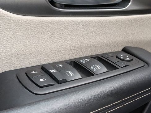 Certified 2024 Chrysler Pacifica Touring-L image 29