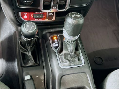 Used 2024 Jeep Wrangler Unlimited AWD/4WD image 24