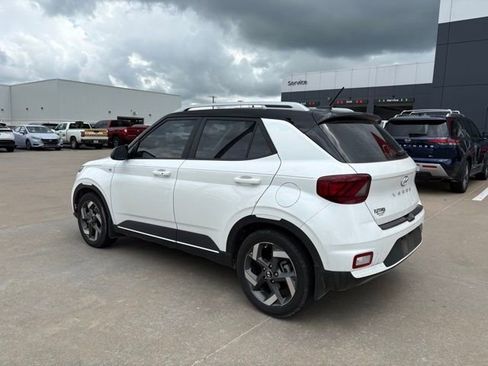 Used 2025 Hyundai Venue Limited FWD image 4