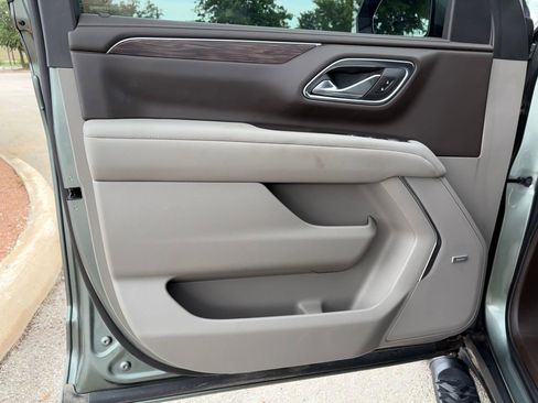 Used 2023 Chevrolet Suburban Z71 w/ Luxury Package image 21