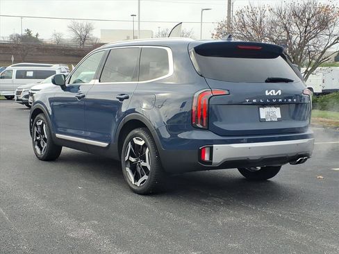 Used 2023 Kia Telluride EX w/ EX Captain's Chair Package image 5