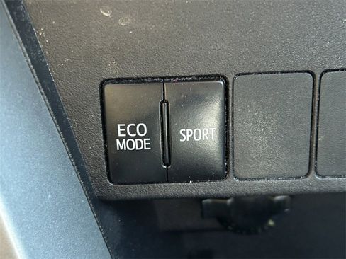 Used 2018 Toyota RAV4 XLE image 28