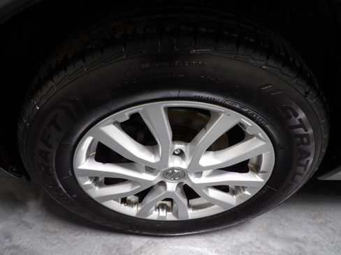 Used 2017 Nissan Rogue SV image 23