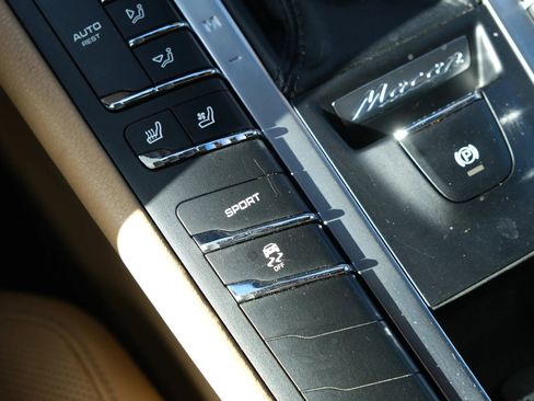 Used 2017 Porsche Macan image 34