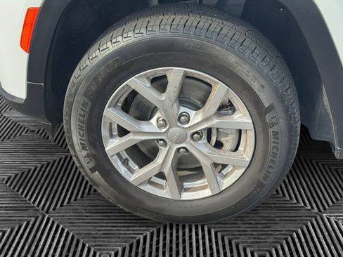 Used 2023 Jeep Grand Cherokee L Limited AWD/4WD image 9